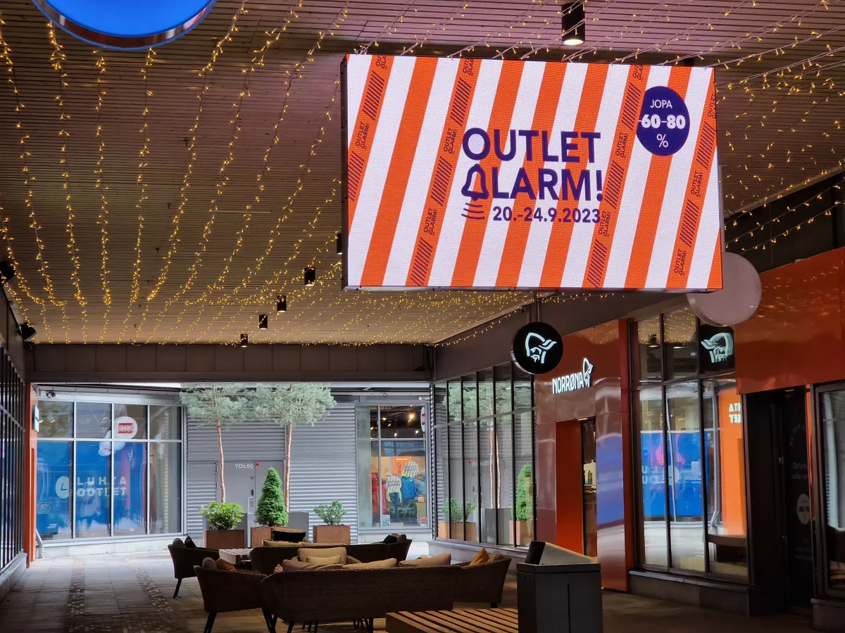 Galaxo LED-jättinäyttö outlet-käytävässä