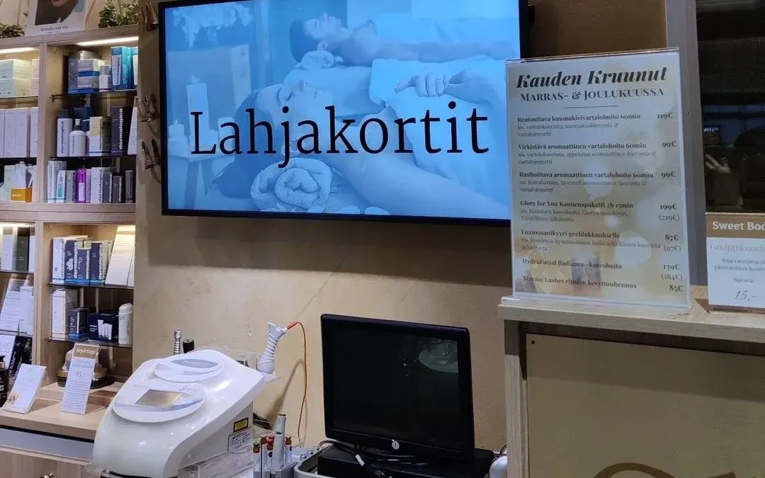 Infonäyttö liiketilassa mainostamassa lahjakortteja. Infonäyttöviestintä hyödyttää liiketoimintaa.