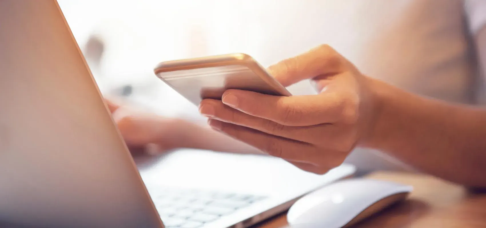 Kuvitus: sisältöä hallitaan mobiililla ja näkyy infonäytöillä