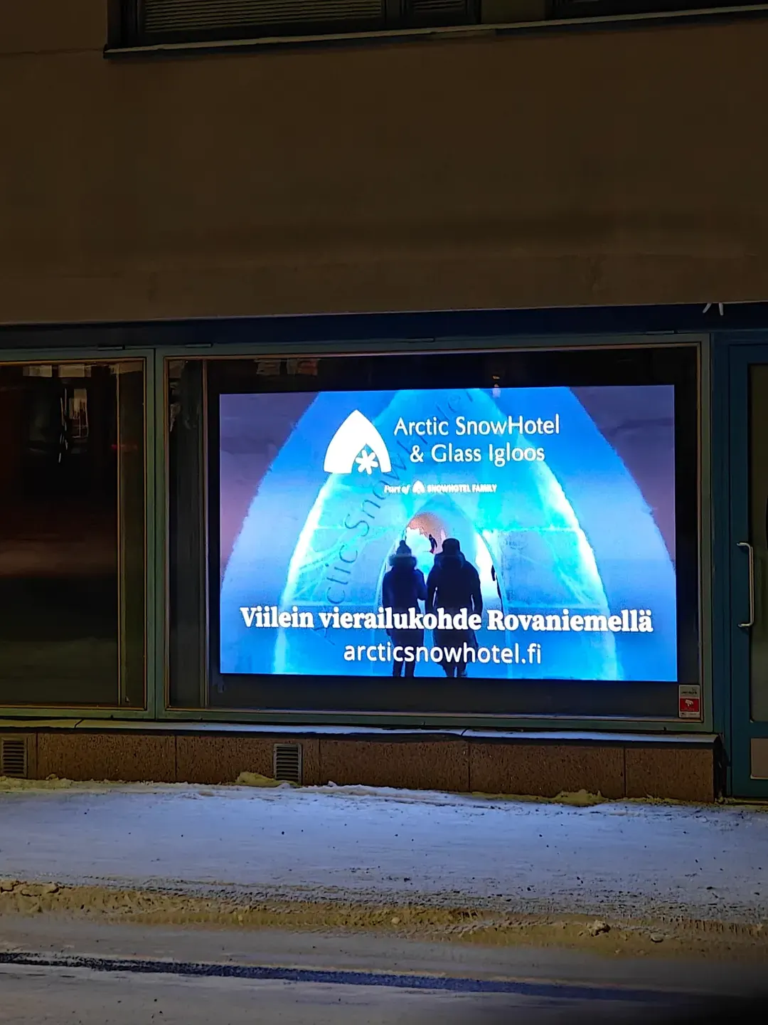 Ulkoinfonäyttö ostoskeskuksen julkisivulla