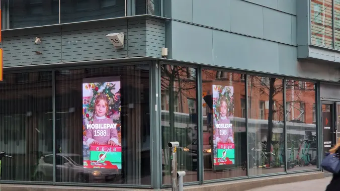 MobilePay-kampanja ikkunanäytöillä katunäkymässä