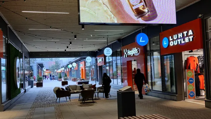 Helsinki Outletin näyttö.