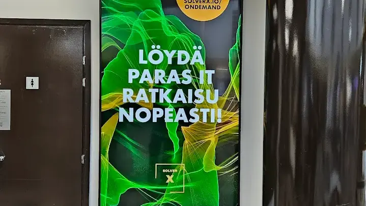 Käytävän infonäyttö.