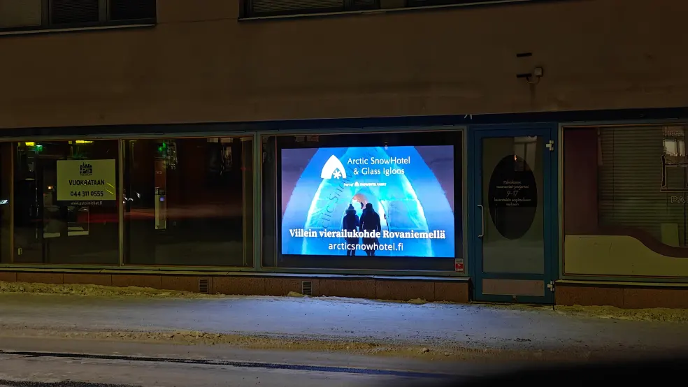 Hotellin ikkunanäyttö, joka kertoo vierailukohteesta.