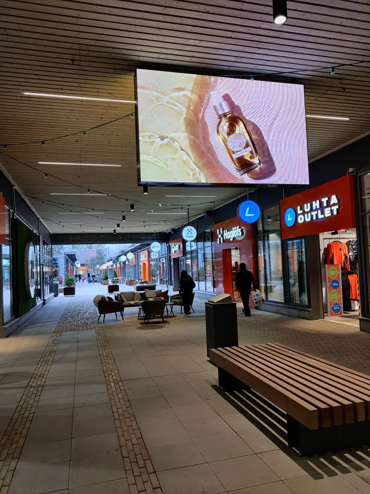 Helsinki Outletin FisLED-näyttö