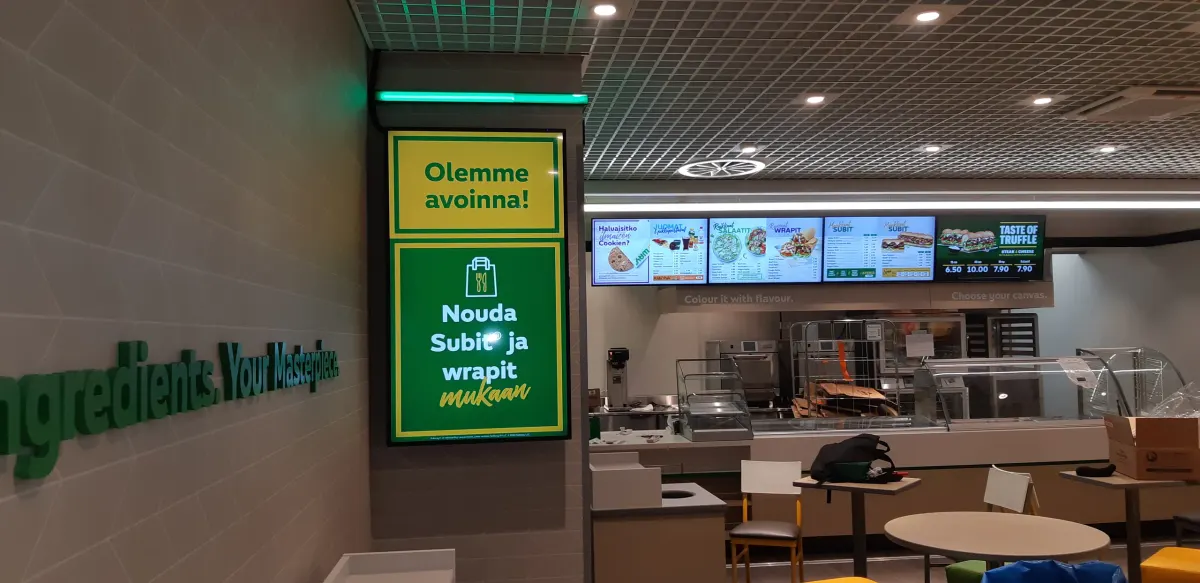 Subway-ravintolan infonäytöt take away -viestinnällä ja menutauluilla